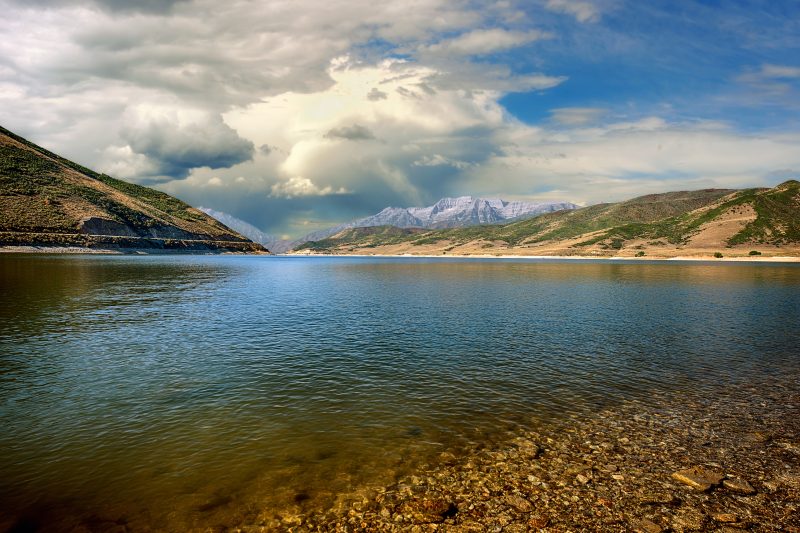 Deer Creek shore and lake with mountains in the background